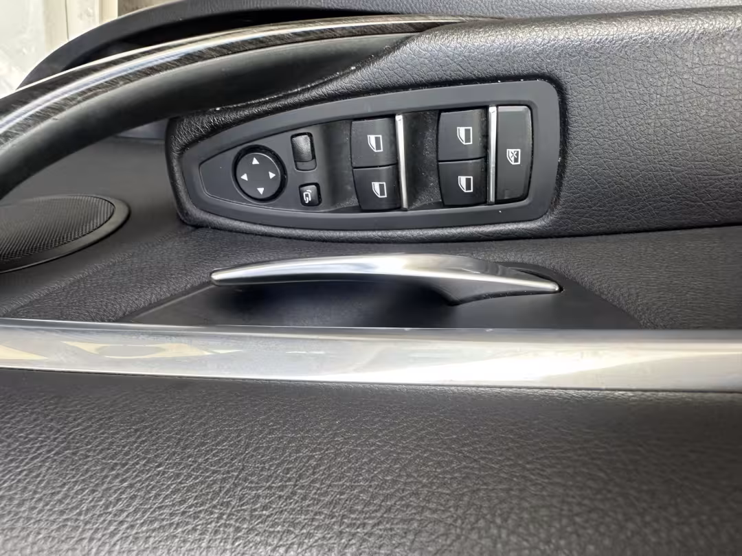 2018 BMW 3-Series - WBA8B9C56JAE22469 - Image #10