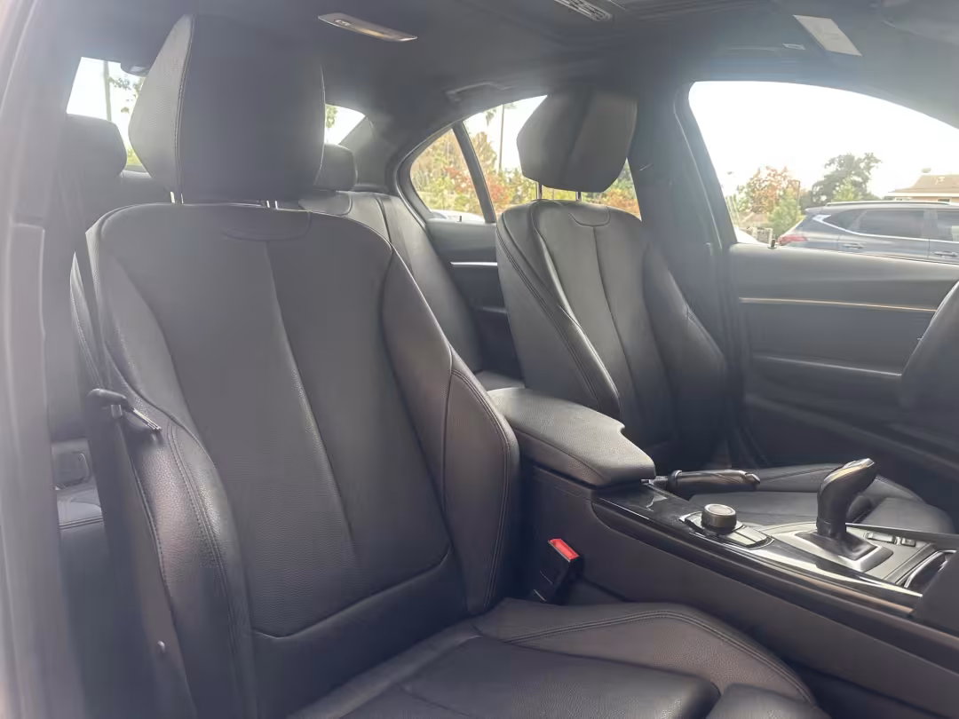 2018 BMW 3-Series - WBA8B9C56JAE22469 - Image #14