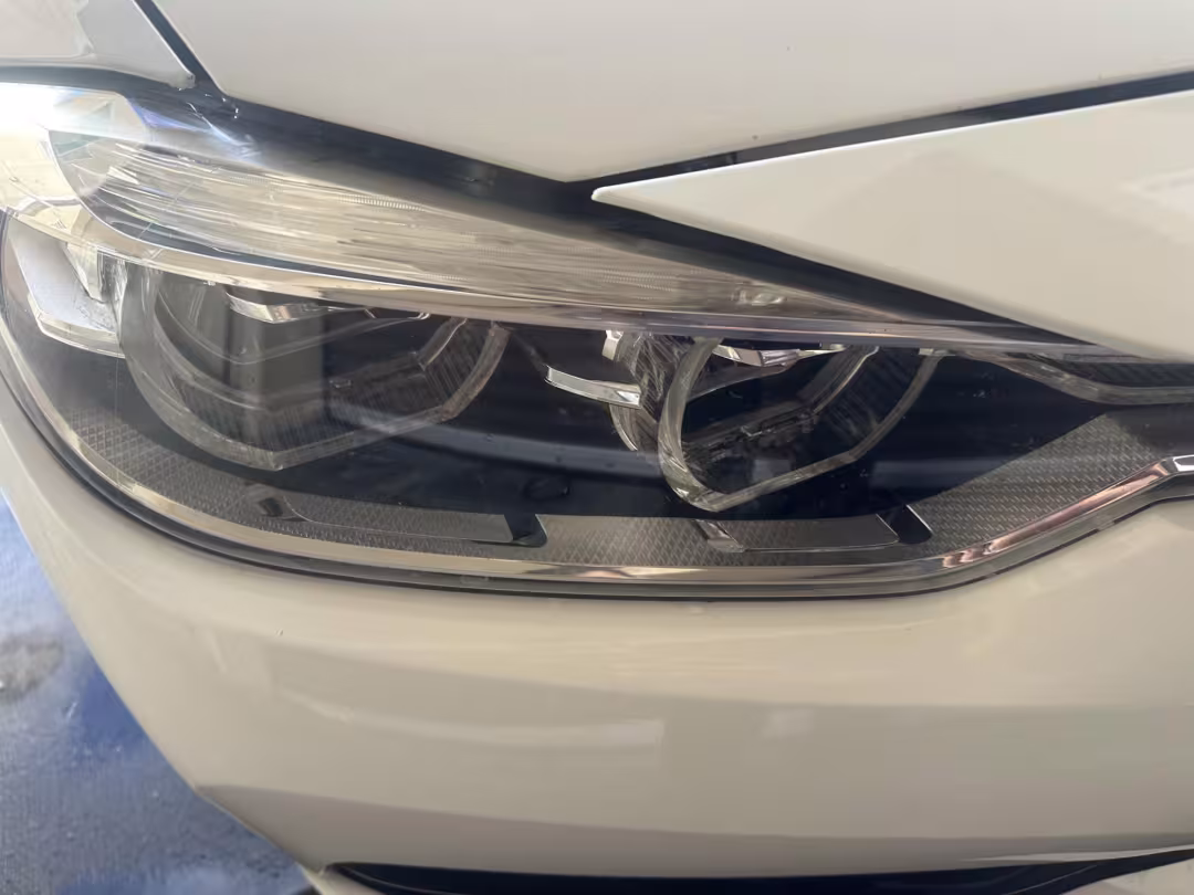 2018 BMW 3-Series - WBA8B9C56JAE22469 - Image #15