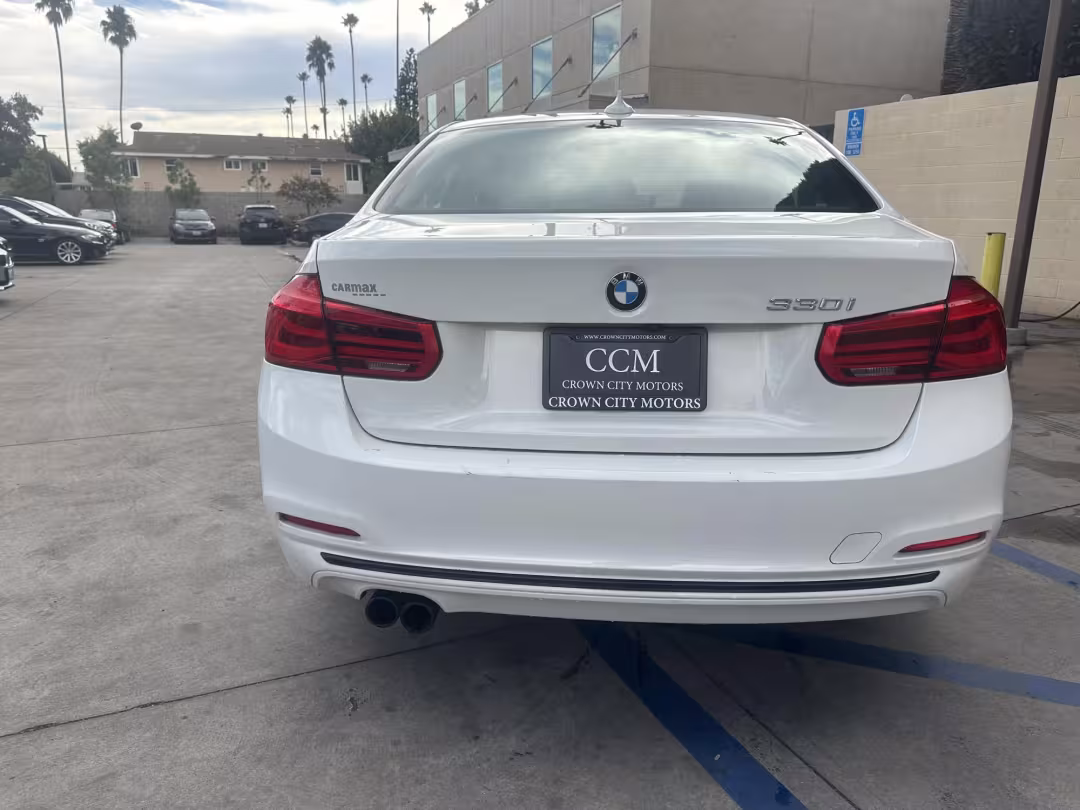 2018 BMW 3-Series - WBA8B9C56JAE22469 - Image #2