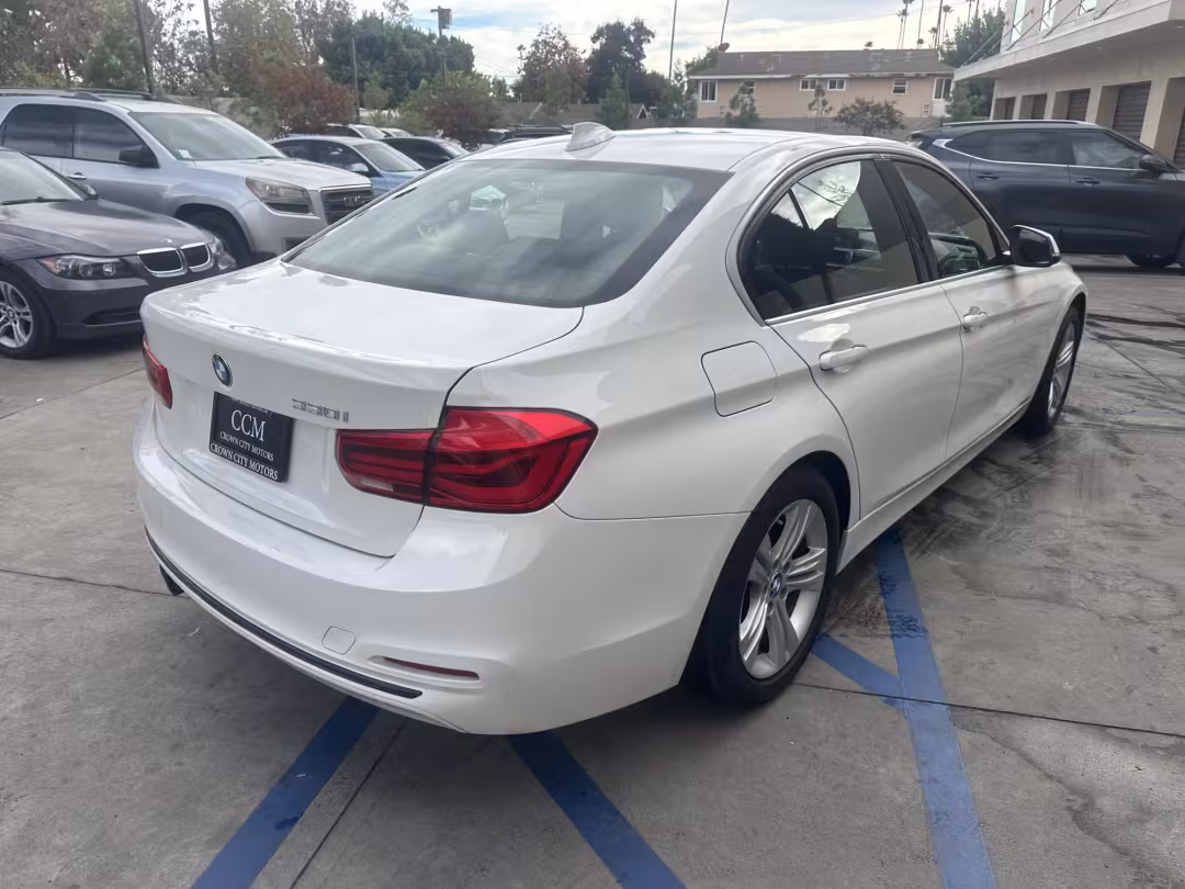 2018 BMW 3-Series - WBA8B9C56JAE22469 - Image #5