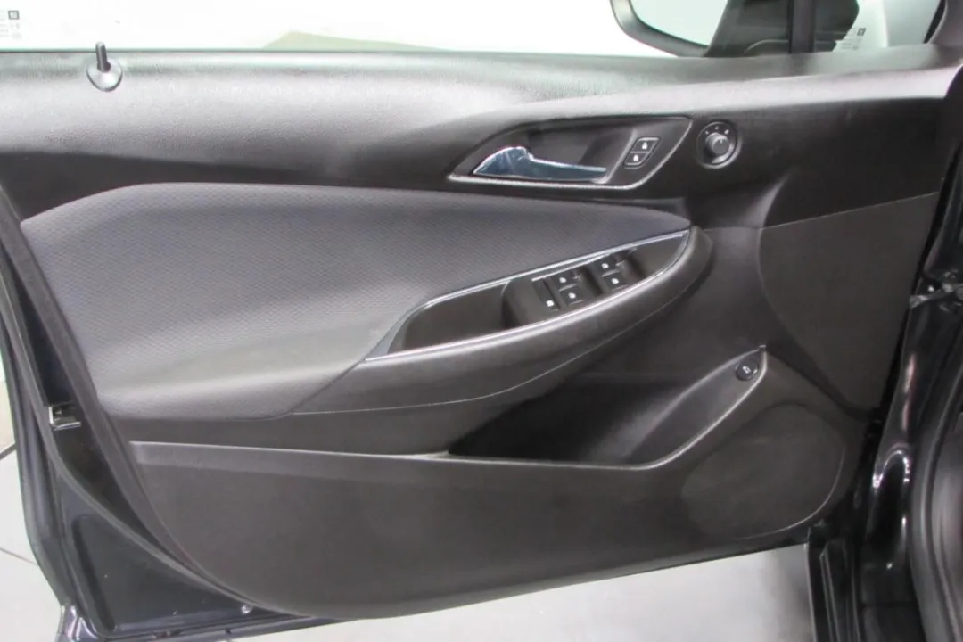 2018 Chevrolet Cruze - 1G1BC5SM1J7198537 - Image #10