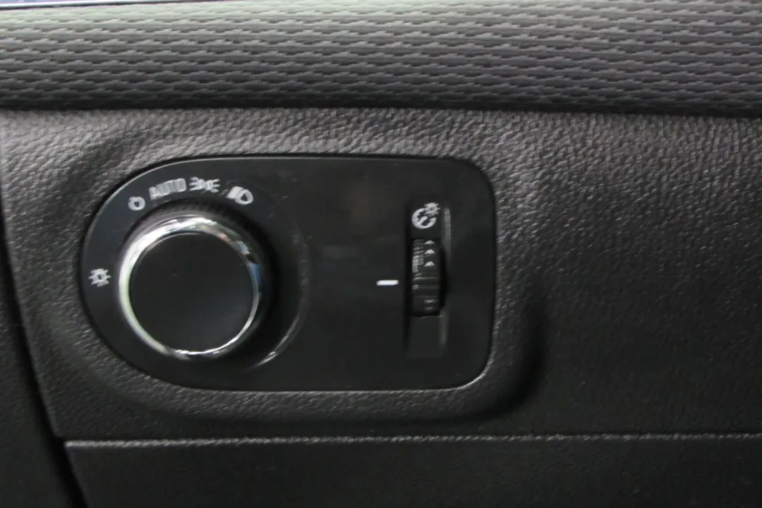 2018 Chevrolet Cruze - 1G1BC5SM1J7198537 - Image #12