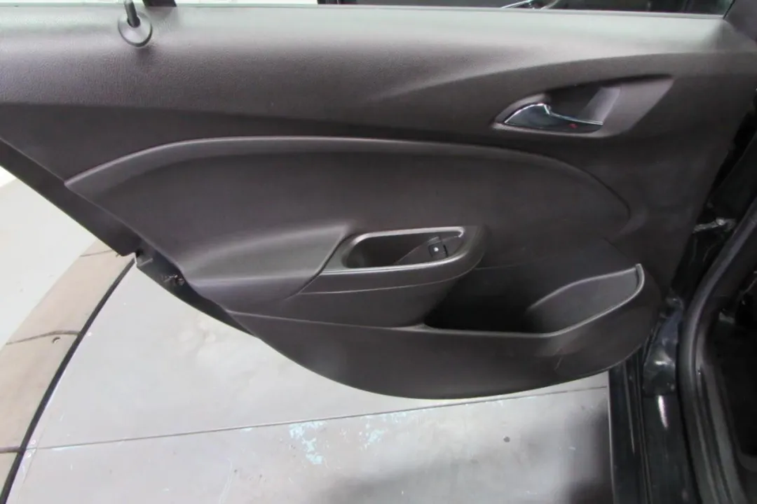 2018 Chevrolet Cruze - 1G1BC5SM1J7198537 - Image #20