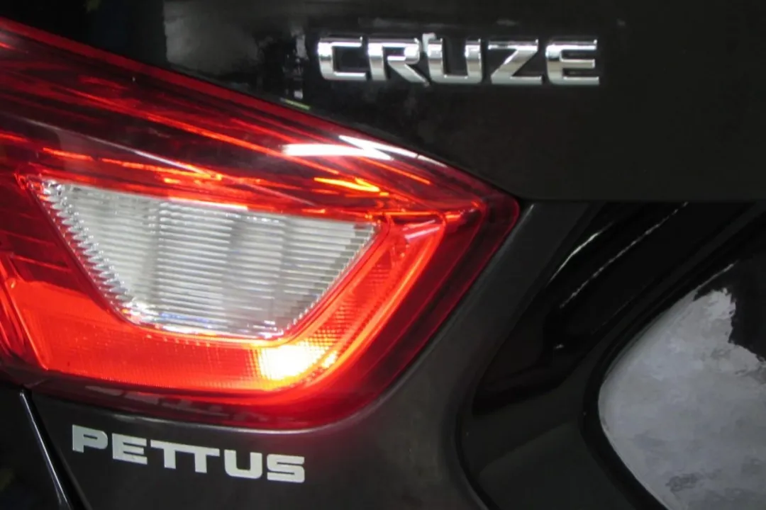2018 Chevrolet Cruze - 1G1BC5SM1J7198537 - Image #23
