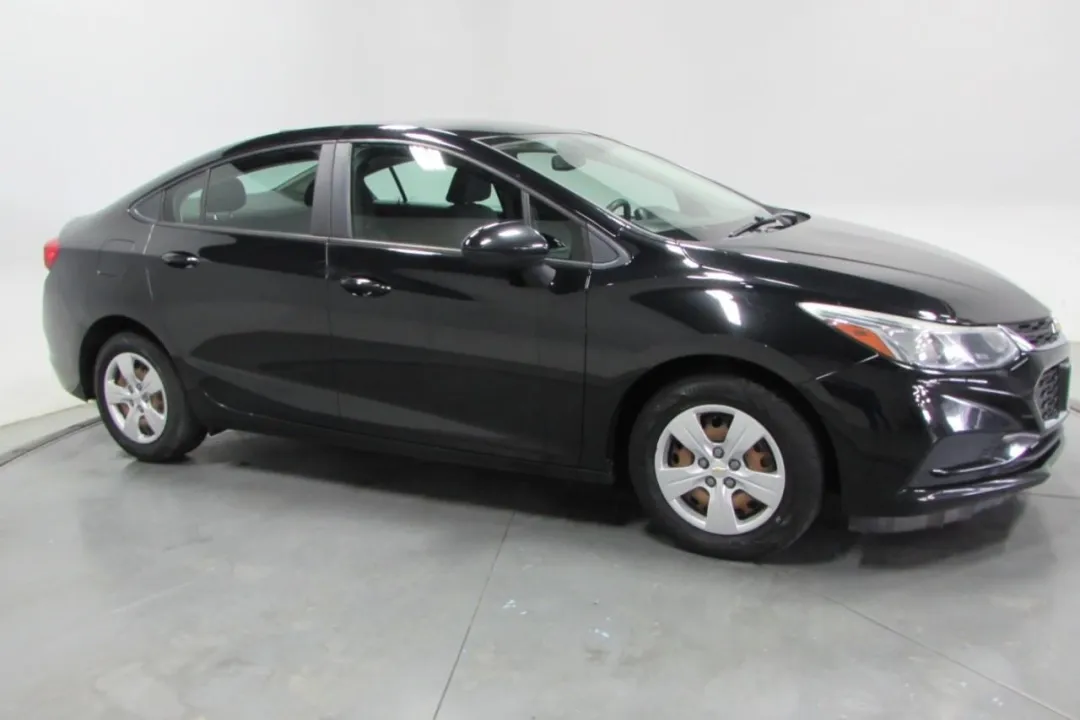 2018 Chevrolet Cruze - 1G1BC5SM1J7198537 - Image #3