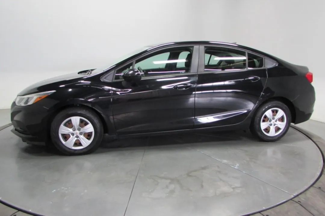 2018 Chevrolet Cruze - 1G1BC5SM1J7198537 - Image #4