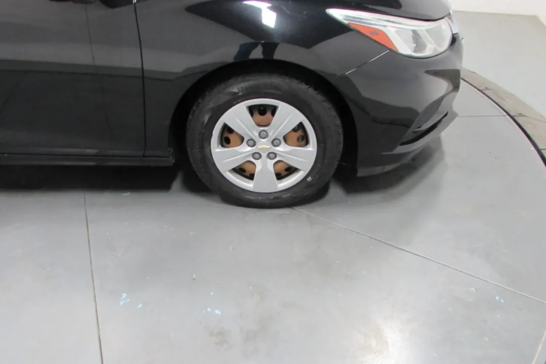 2018 Chevrolet Cruze - 1G1BC5SM1J7198537 - Image #9