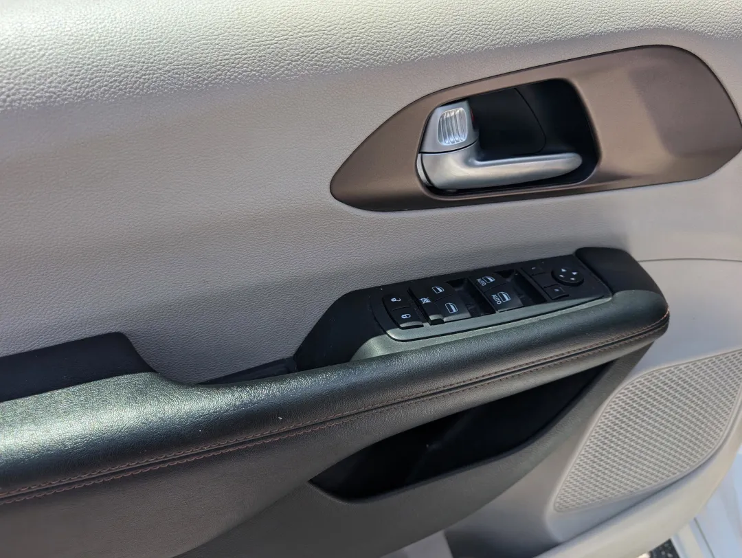 2018 Chrysler Pacifica - 2C4RC1BG6JR269903 - Image #9