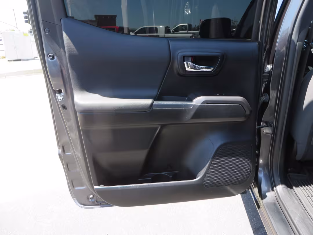 2018 Toyota Tacoma - 3TMCZ5AN1JM172725 - Image #35
