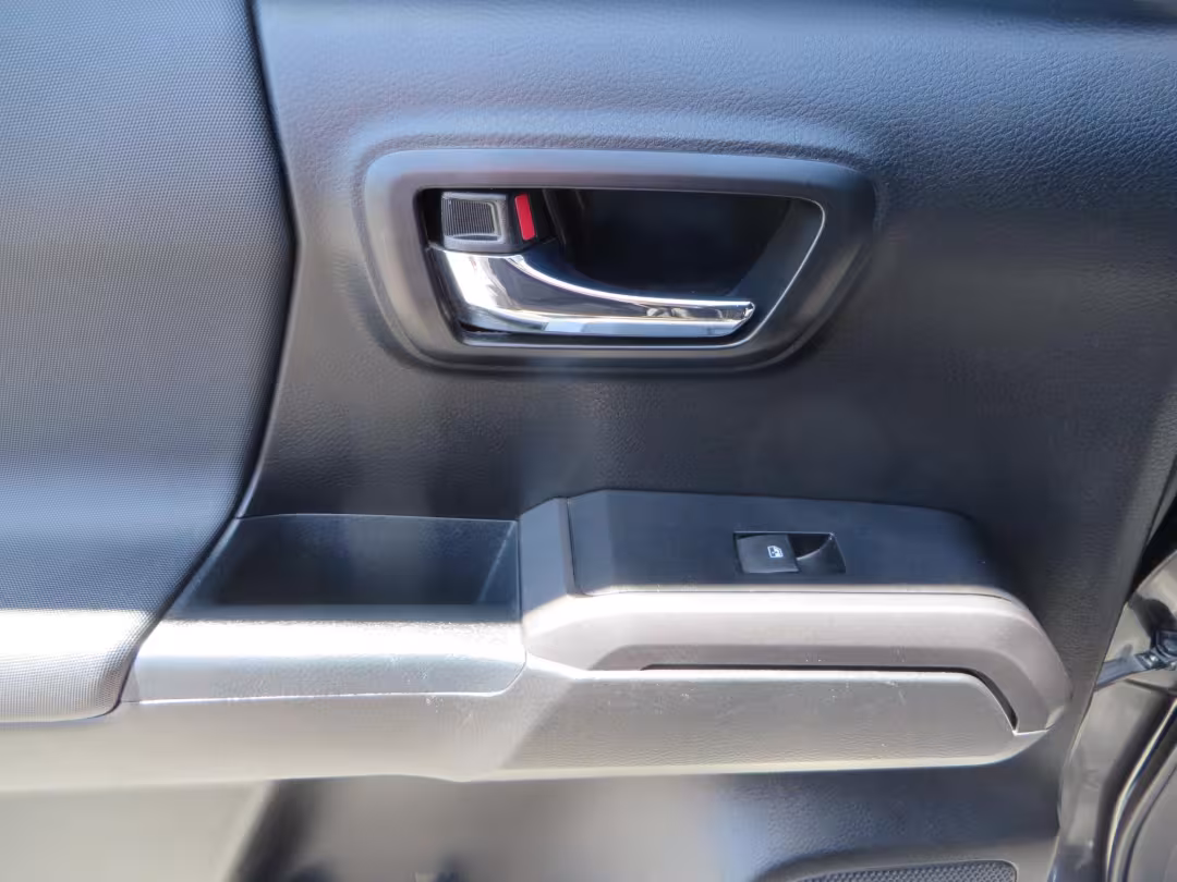 2018 Toyota Tacoma - 3TMCZ5AN1JM172725 - Image #36