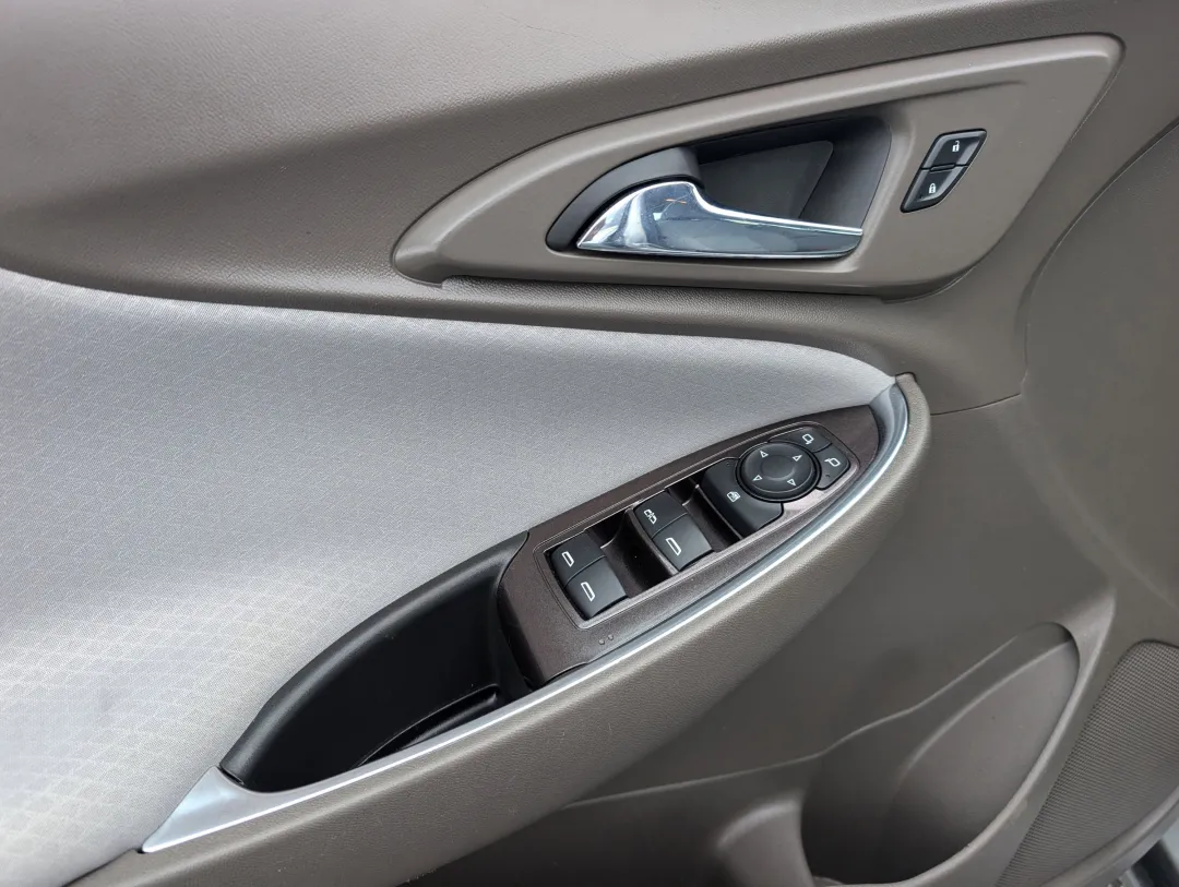 2019 Chevrolet Malibu - 1G1ZD5ST1KF104795 - Image #9