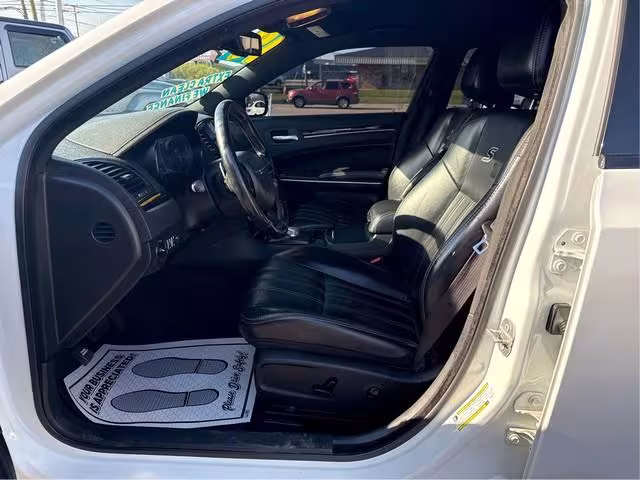 2019 Chrysler 300 - 2C3CCABG0KH654133 - Image #10