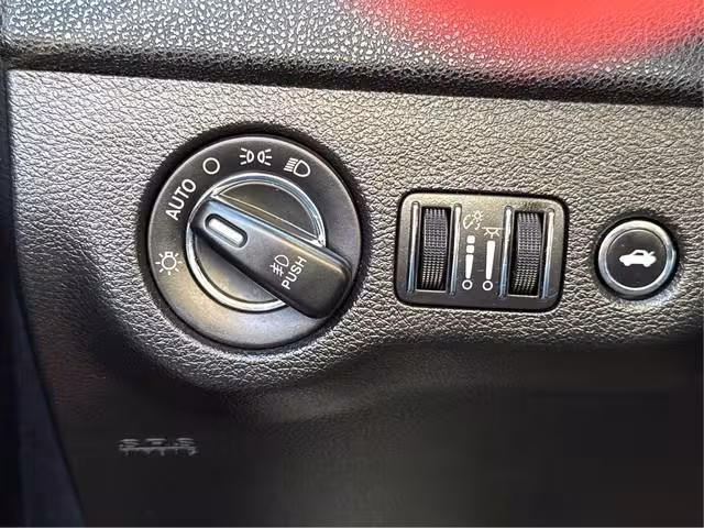 2019 Chrysler 300 - 2C3CCABG0KH654133 - Image #19