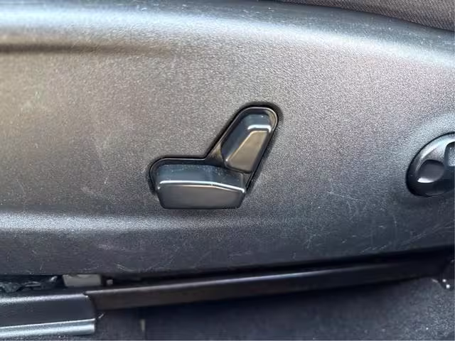 2019 Chrysler 300 - 2C3CCABG0KH654133 - Image #20