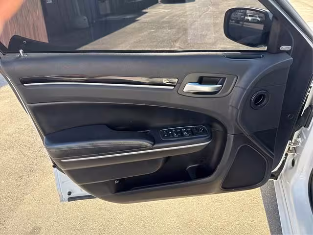 2019 Chrysler 300 - 2C3CCABG0KH654133 - Image #21