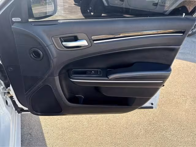 2019 Chrysler 300 - 2C3CCABG0KH654133 - Image #22