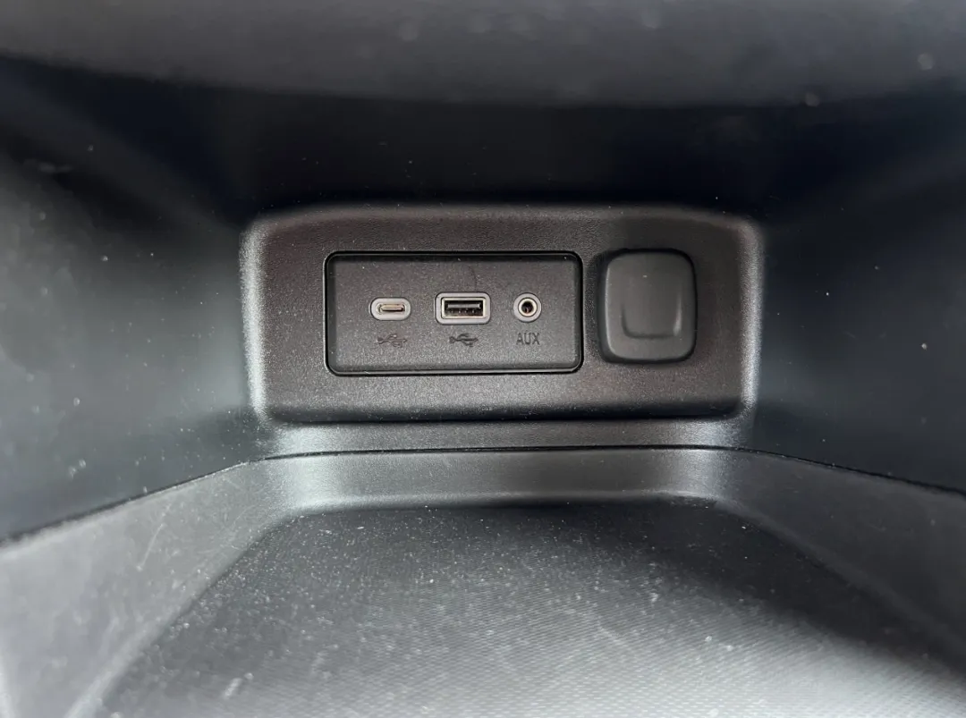 2020 Chevrolet Equinox - 2GNAXTEV6L6189021 - Image #30