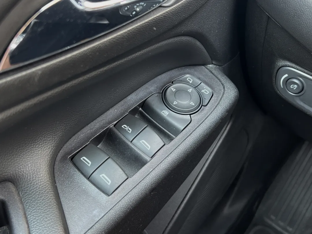 2020 Chevrolet Equinox - 2GNAXTEV6L6189021 - Image #31