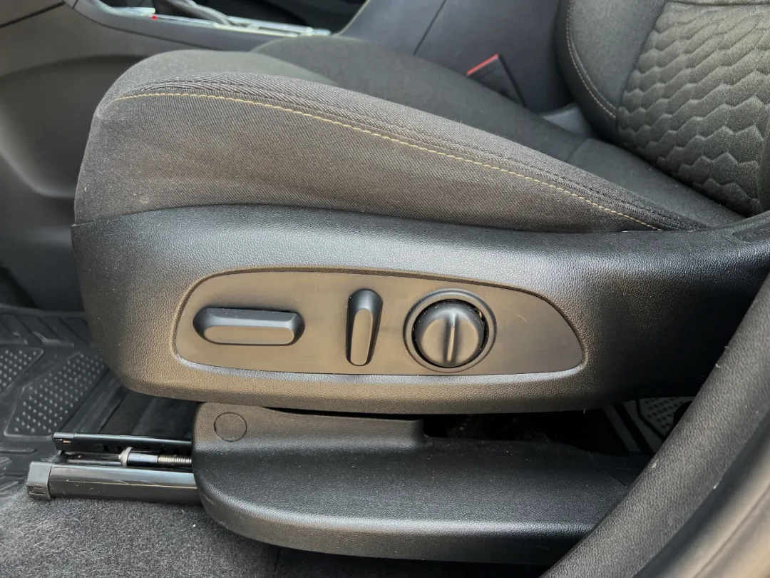 2020 Chevrolet Equinox - 2GNAXTEV6L6189021 - Image #6