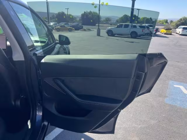2022 Tesla Model Y - 7SAYGDEF8NF409569 - Image #24
