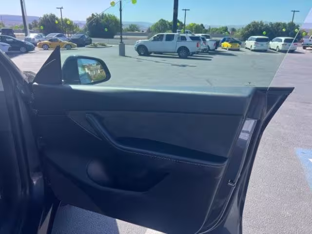 2022 Tesla Model Y - 7SAYGDEF8NF409569 - Image #26